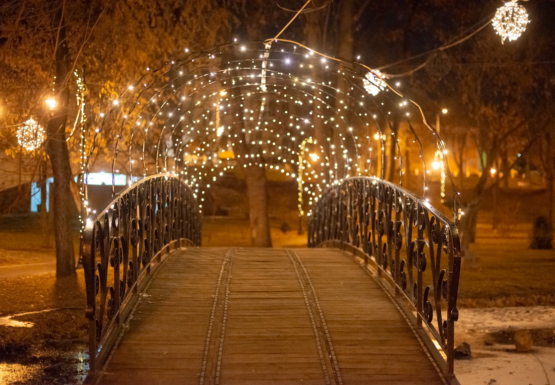 Az idei karácsonyi világítás egyik meglepetése a szintén helyi cég által tervezett és kivitelezett Erzsébet parkban található fényboltív, amely a tó feletti hídra van rögzítve. Az alagút fényfűzérrel díszített boltívei meghitt hangulatot varázsolnak a tó felé, amely közkedvelt helyszíne az ünnepi pillanatok megörökítésének.
